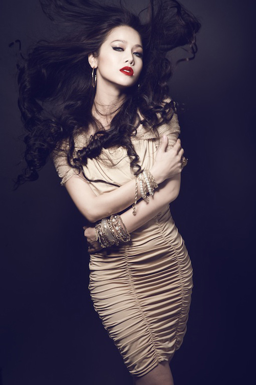 Nhật Kim Anh gợi cảm phong cách Tây cổ điển